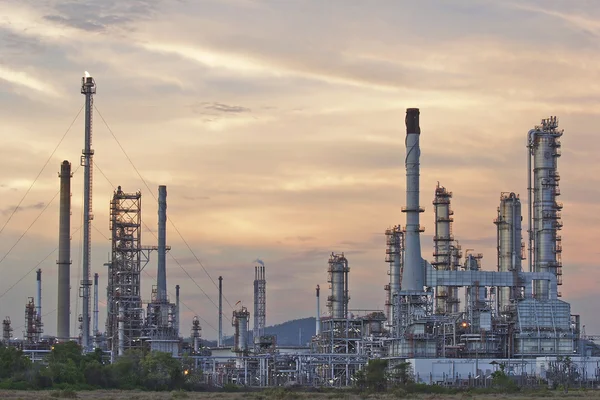 Oil refinery at twilight sky. — Stock Photo, Image
