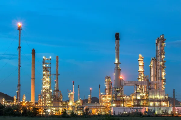 Oil refinery at twilight. — Stock Photo, Image