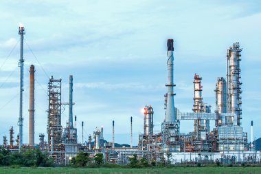 Alacakaranlıkta petrol rafinerisi.