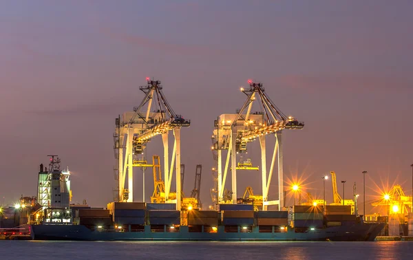 Εμπορευματικές μεταφορές φορτίου κοντέινερ πλοίο με Γερανογέφυρα προσωπικότοοποίοεργάζεταιστιςαντιπροσωπείεςτης shipya — Φωτογραφία Αρχείου