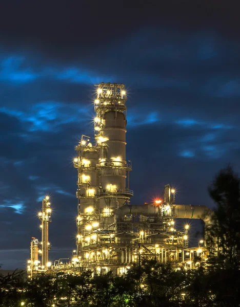 Oil refinery at twilight. — Stock Photo, Image