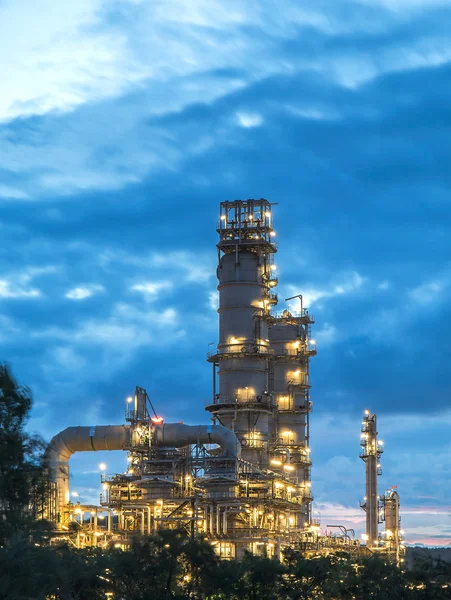 Raffinerie de pétrole au crépuscule. — Photo