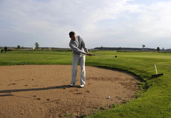 Jogador de golfe fazer um tiro de areia — Fotografia de Stock