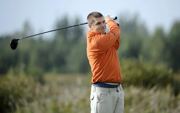 Golf spelare slår ett bra skott — Stockfoto