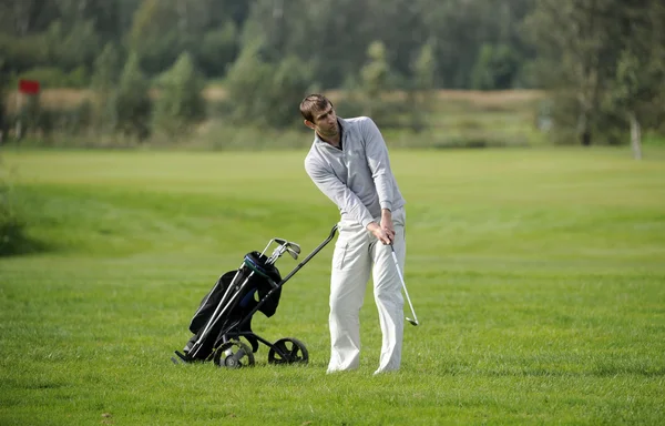 Jogador de golfe golpeia um bom tiro — Fotografia de Stock