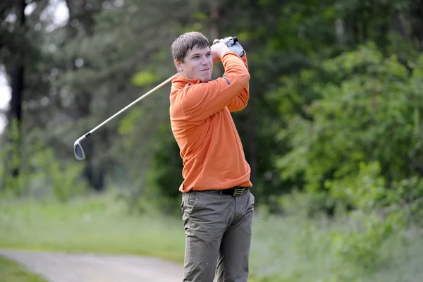 Golfspieler schlägt einen guten Schlag — Stockfoto