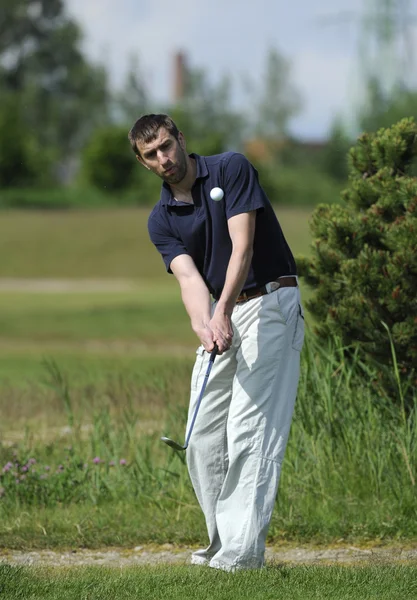 Игрок в гольф бьет хороший удар — стоковое фото