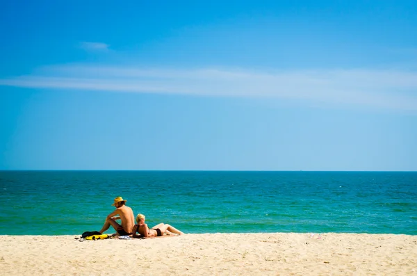 A couple on the beach — Stock Photo, Image