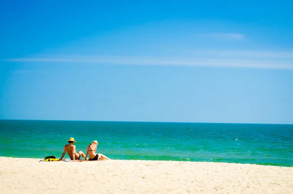 A couple on the beach — Stock Photo, Image