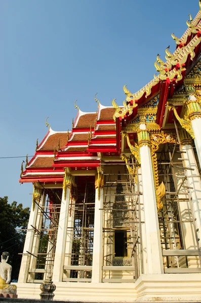Schöner thailändischer Tempel während der Reparatur — Stockfoto