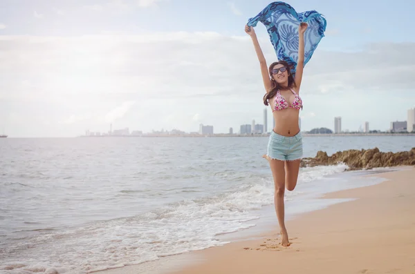 Дівчина на пляжі — стокове фото