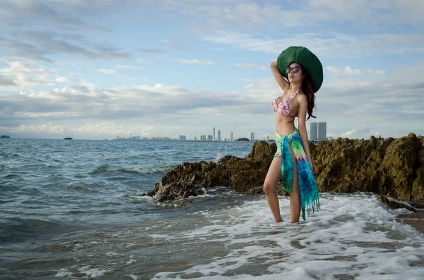 Mooie dame op het strand — Stockfoto