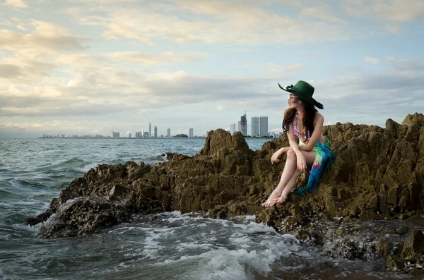 Bella signora sulla spiaggia — Foto Stock