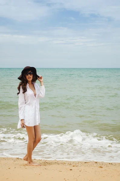 Lady on the beach — Stock Photo, Image