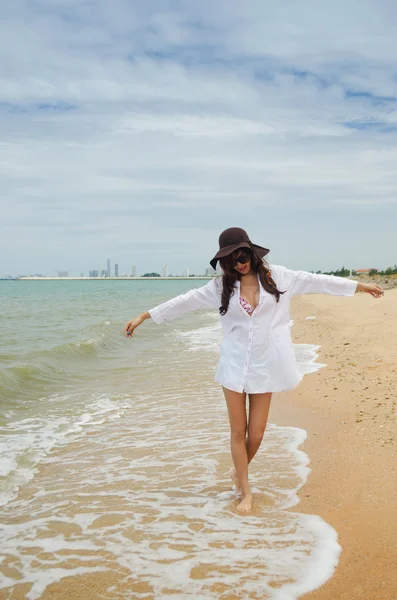 Dama en la playa —  Fotos de Stock