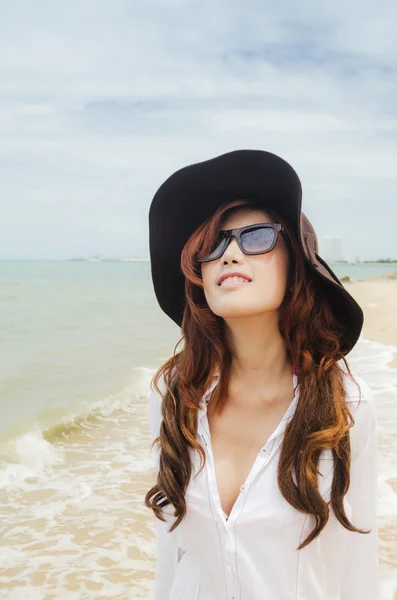 Lady på stranden — Stockfoto
