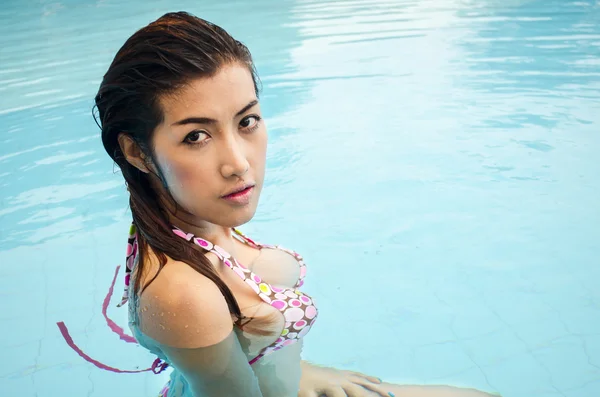 Asiatique dame dans l 'piscine — Photo