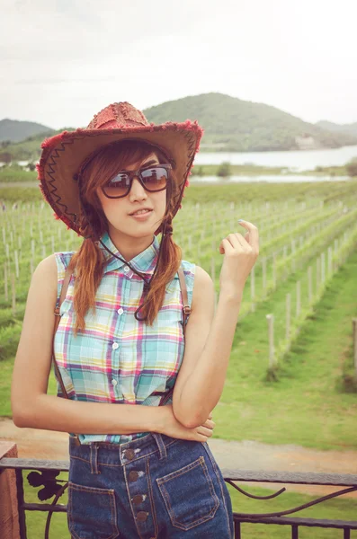 Mujeres asiáticas usan camisa a cuadros azul contra campo verde —  Fotos de Stock