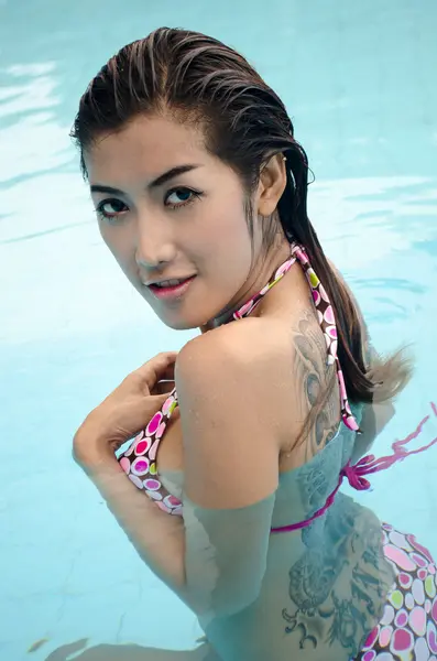 Asiatique dame porter bikini dans piscine — Photo