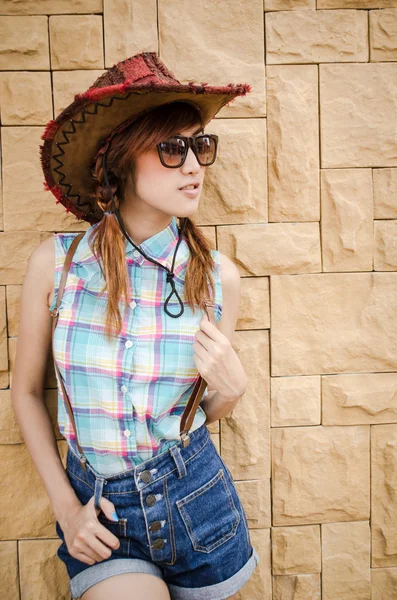 Señora asiática usar camisa a cuadros azul en la pared de ladrillo — Foto de Stock