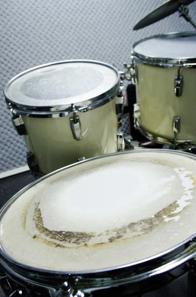 Старый набор барабанов — стоковое фото