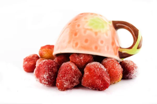जमे हुए स्ट्रॉबेरी और स्ट्रॉबेरी कप — स्टॉक फ़ोटो, इमेज