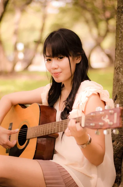 Menina e a guitarra — Fotografia de Stock