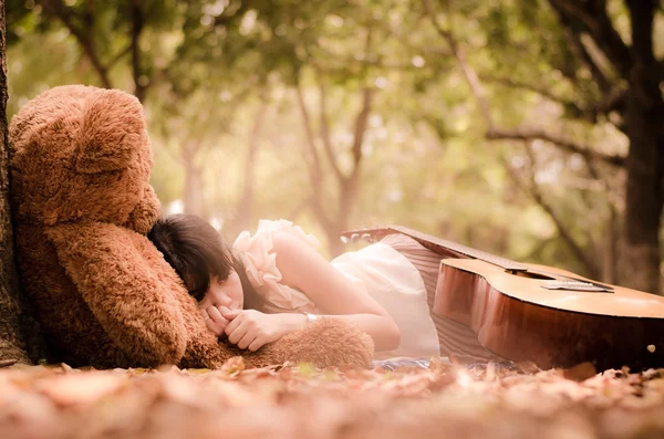 La chica con un oso — Foto de Stock