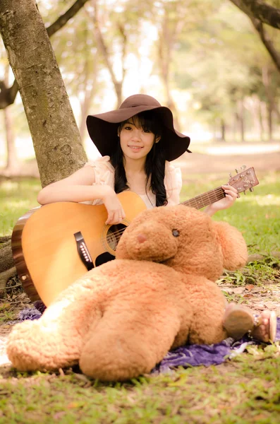Chica y la guitarra — Foto de Stock