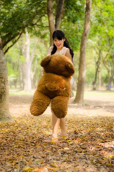 Das Mädchen schwingt einen Bären — Stockfoto