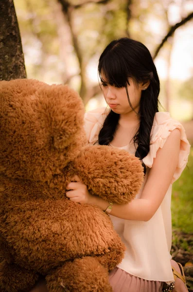 Chica con el oso — Stok fotoğraf