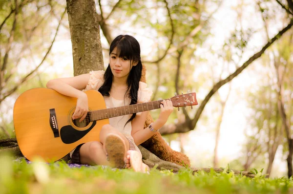 Menina e a guitarra — Fotografia de Stock