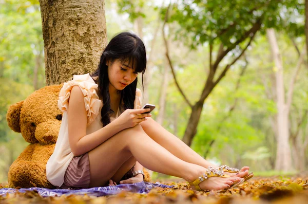 Asiatique fille jouer téléphone cellulaire — Photo