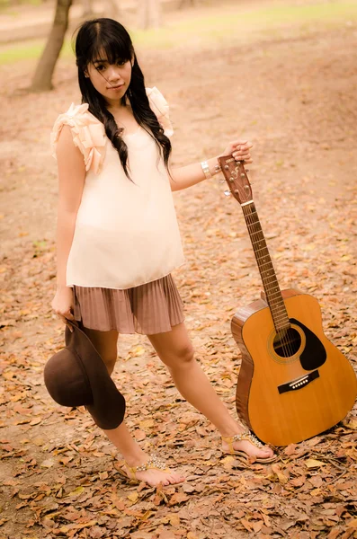 A menina com uma guitarra — Fotografia de Stock