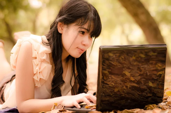 Chica asiática con portátil — Foto de Stock