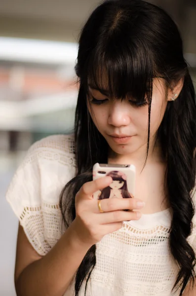 Signora con un telefono — Foto Stock