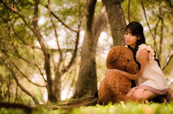 Flicka med björnen — Stockfoto