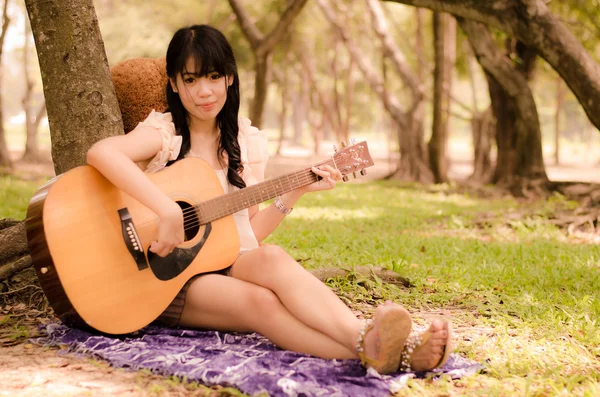 Ragazza e la chitarra — Foto Stock