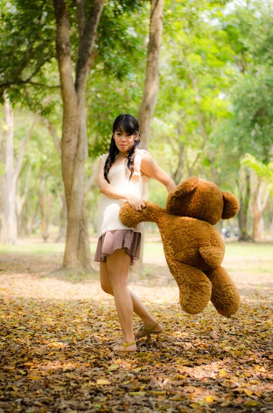 La chica balancear un oso —  Fotos de Stock