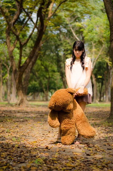 A menina com um urso — Fotografia de Stock