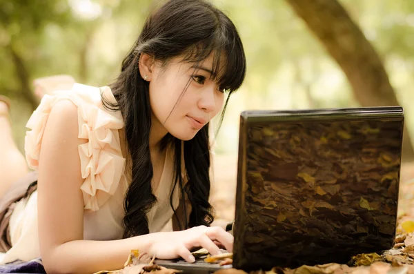 Asiatische Mädchen mit Laptop Stockbild
