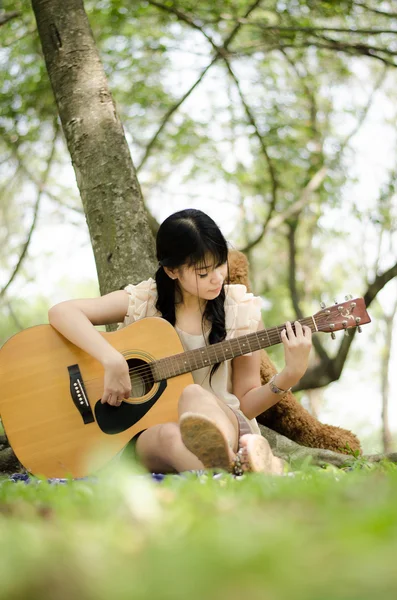 Kız ve gitar — Stok fotoğraf