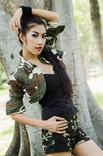 Сексуальная девушка в военном костюме — стоковое фото