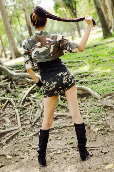 Ragazza sexy in tuta militare — Foto Stock