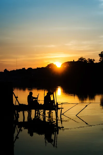 Twee visser silhouet tegen zonsondergang — Stockfoto