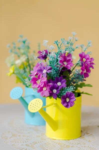 Fleur en plastique en pot bleu — Photo
