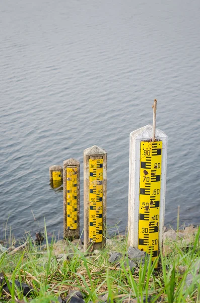 湖の水の測定 ロイヤリティフリーのストック画像