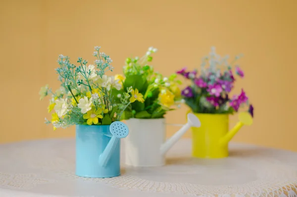 Plastikblume im blauen Topf — Stockfoto