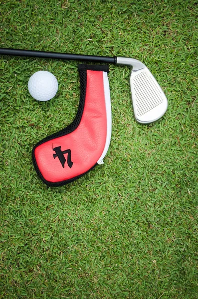 Piłeczki do golfa z klubu i czerwone opakowanie — Zdjęcie stockowe