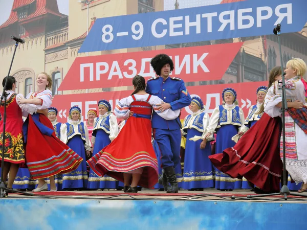 Выступление фольклорного ансамбля (Саратовская область) в городе Саратове . — стоковое фото